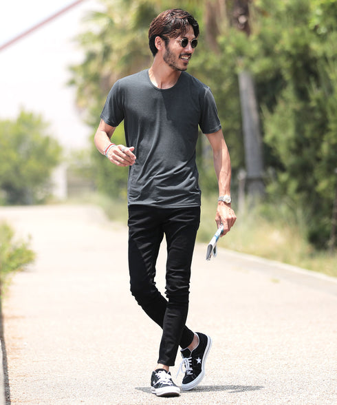 チャコールグレー