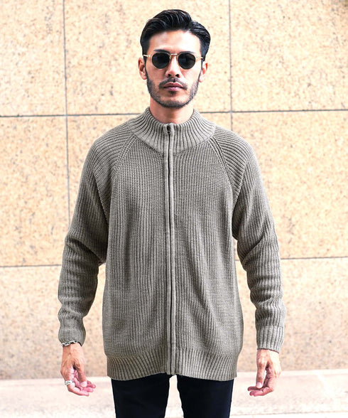 グレージュ MODEL : GO 180cm 66kg Lsize