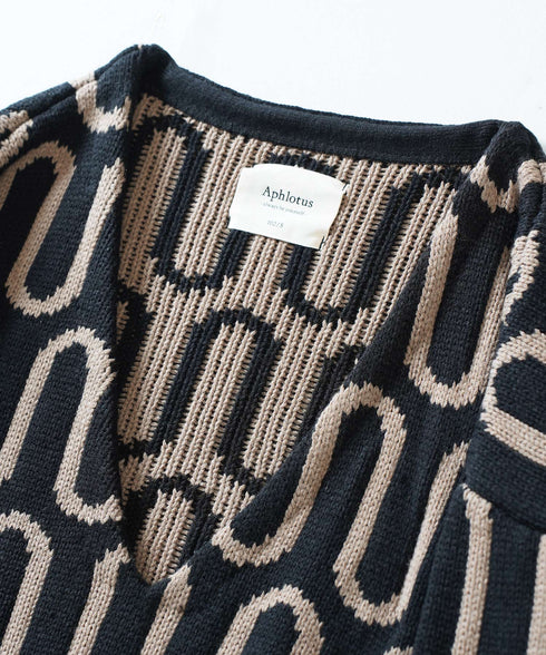 Wジャガード ディープVネック グラフィックパターンニット