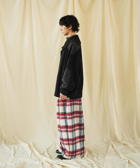 H175 / 着用サイズ: L ブラック
着用ボトムス:217175