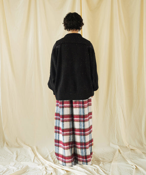 H175 / 着用サイズ: L ブラック
着用ボトムス:217175