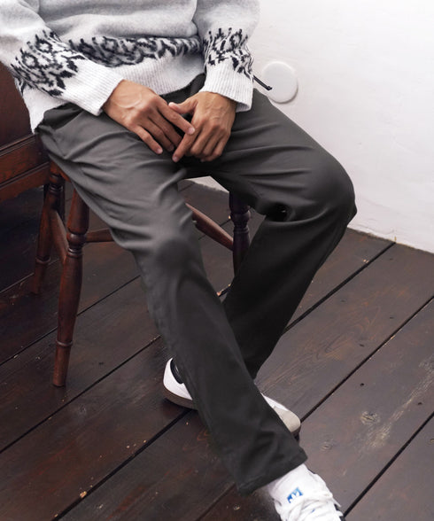 チャコールグレー