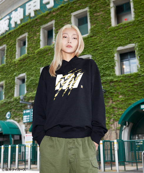 Tigers Claw / タイガースクローパーカーブラックスタイリング2