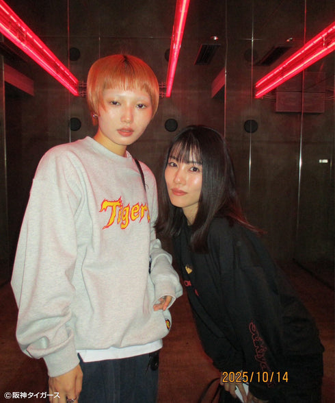 タイガースファング裏毛トレーナー グレー スタイリング1 阪神タイガース プレセント ギフト 野球 クリスマス 贈り物 スウェット プルオーバー