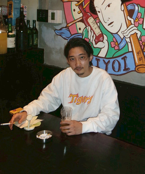 タイガースファング裏毛トレーナー ホワイト スタイリング2 阪神タイガース プレセント ギフト 野球 クリスマス 贈り物 スウェット プルオーバー