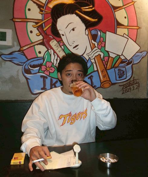 タイガースファング裏毛トレーナー ホワイト スタイリング3 阪神タイガース プレセント ギフト 野球 クリスマス 贈り物 スウェット プルオーバー