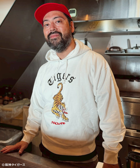レイジングタイガース裏毛パーカー ホワイト スタイリング1 阪神タイガース プレセント ギフト 野球 クリスマス 贈り物 フーディー