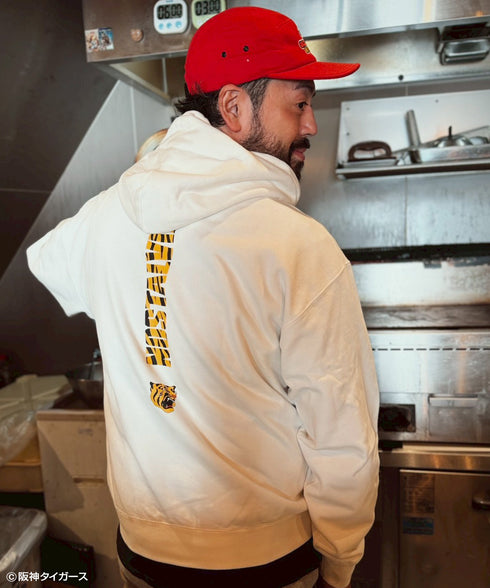 レイジングタイガース裏毛パーカー ホワイト スタイリング2 阪神タイガース プレセント ギフト 野球 クリスマス 贈り物 フーディー