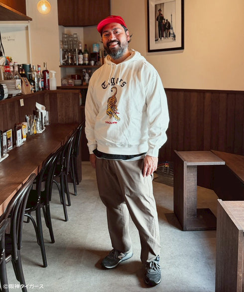 レイジングタイガース裏毛パーカー ホワイト スタイリング3 阪神タイガース プレセント ギフト 野球 クリスマス 贈り物 フーディー