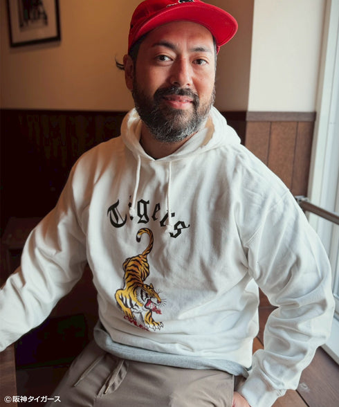 レイジングタイガース裏毛パーカー ホワイト スタイリング4 阪神タイガース プレセント ギフト 野球 クリスマス 贈り物 フーディー