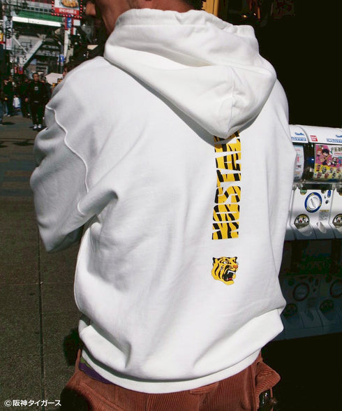 レイジングタイガース裏毛パーカー ホワイト スタイリング6 阪神タイガース プレセント ギフト 野球 クリスマス 贈り物 フーディー