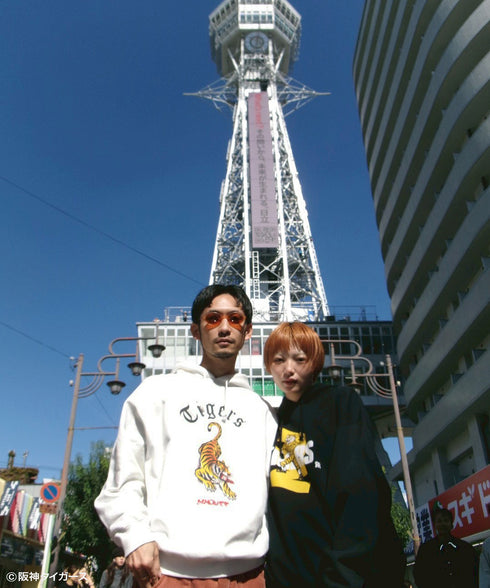 レイジングタイガース裏毛パーカー ホワイト スタイリング8 阪神タイガース プレセント ギフト 野球 クリスマス 贈り物 フーディー