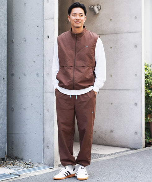 ナイロンベスト シャカシャカ セットアップ可 | ベスト メンズ 軽い シャカシャカ 軽量 ワンポイント 刺繍 ドローコード 裾絞れる アウトドア ライトアウター カジュアル きれいめ 大人 春 夏 秋 春服 夏服 チャコール グレー ブラウン ベージュ 20代 30代 40代