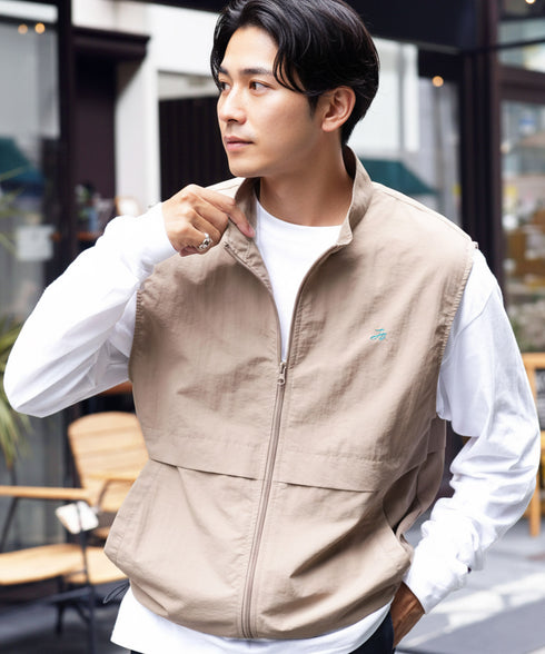 ナイロンベスト シャカシャカ セットアップ可 | ベスト メンズ 軽い シャカシャカ 軽量 ワンポイント 刺繍 ドローコード 裾絞れる アウトドア ライトアウター カジュアル きれいめ 大人 春 夏 秋 春服 夏服 チャコール グレー ブラウン ベージュ 20代 30代 40代