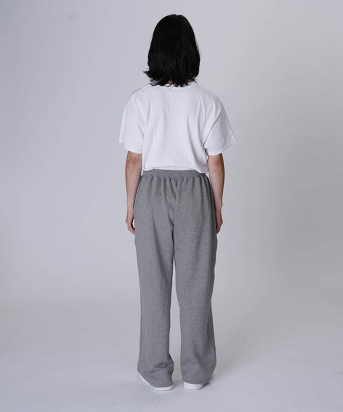セミワイドスウェットパンツグレー詳細全身後