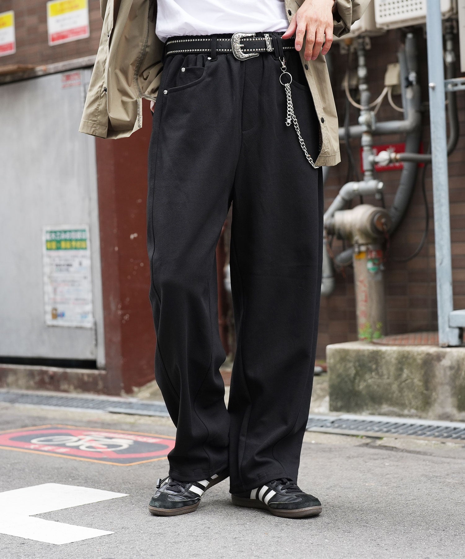 チェーン・ベルト付き ワイドスウェットパンツ 裾ドロ－コード