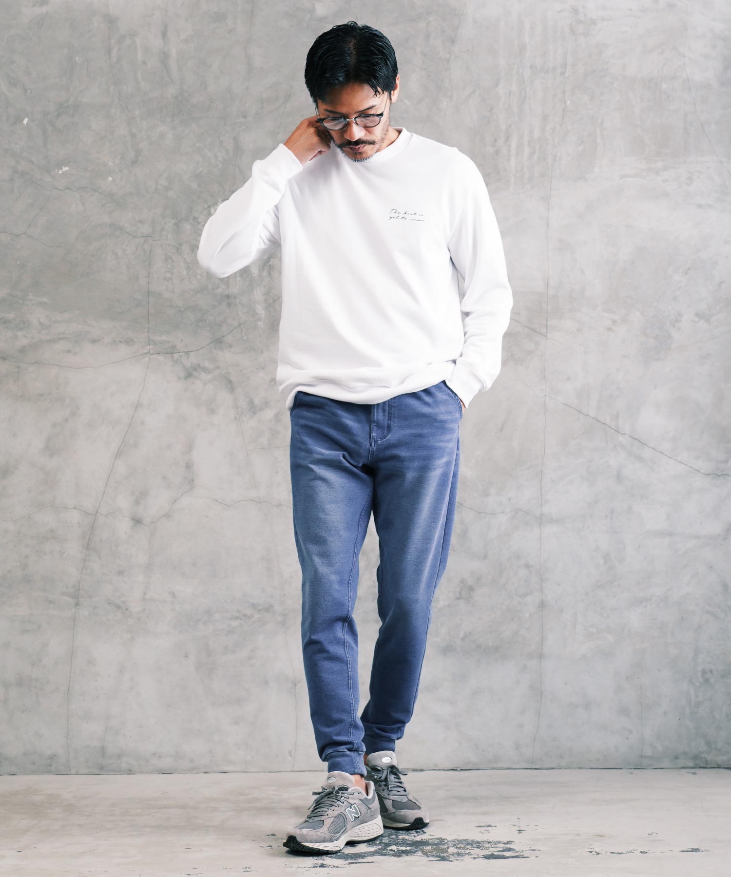 スウェットデニムジョガーパンツの単品着用例：白スウェット×ブルーのジョガー×グレースニーカー
