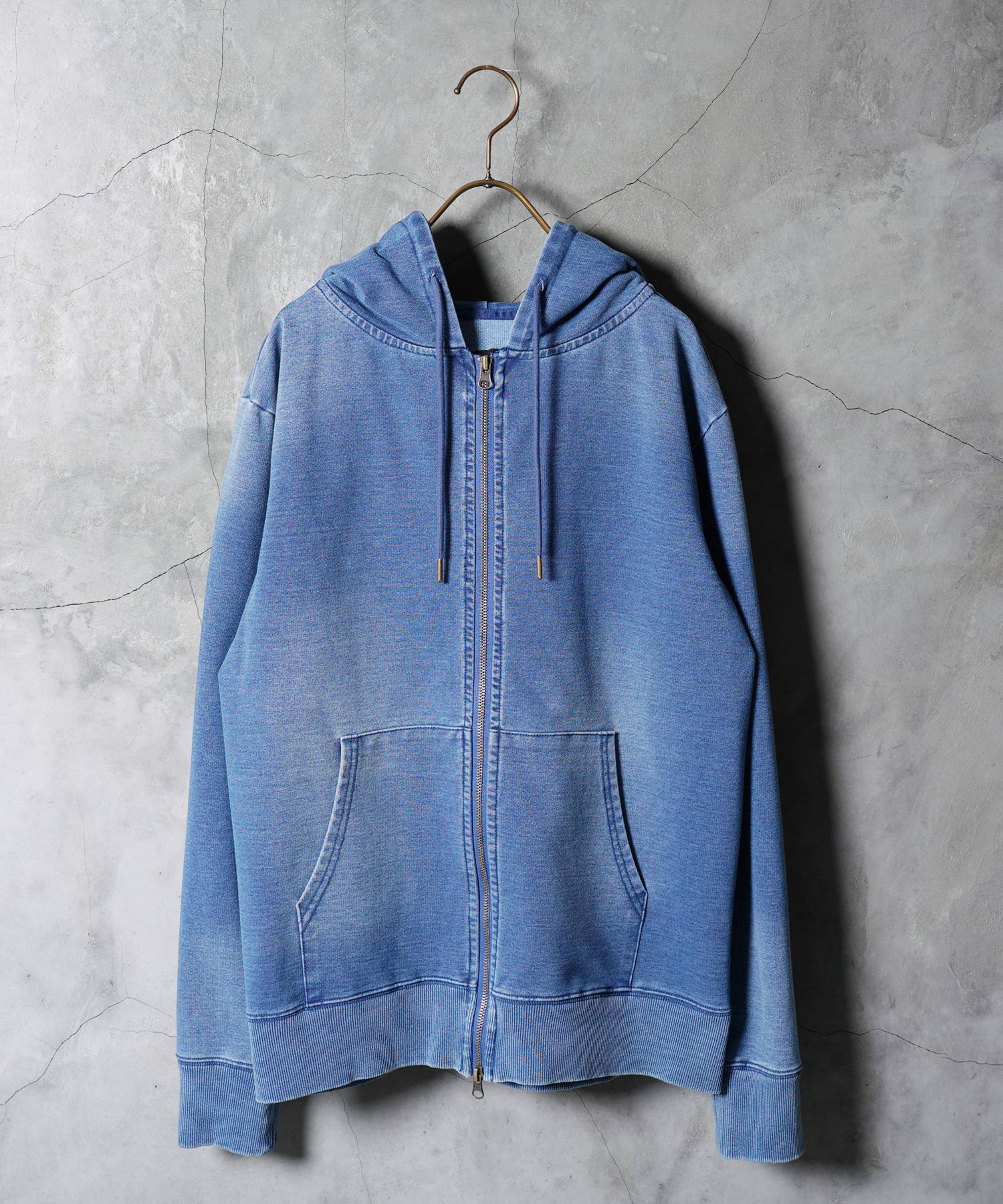 スウェットデニムのウォッシュ加工とブリーチ加工による陰影のディテール