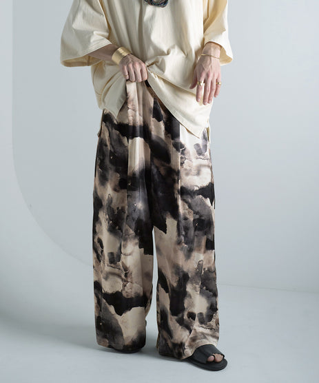 フロントタック アブストラクト グラフィック シルクタッチ イージーパンツ