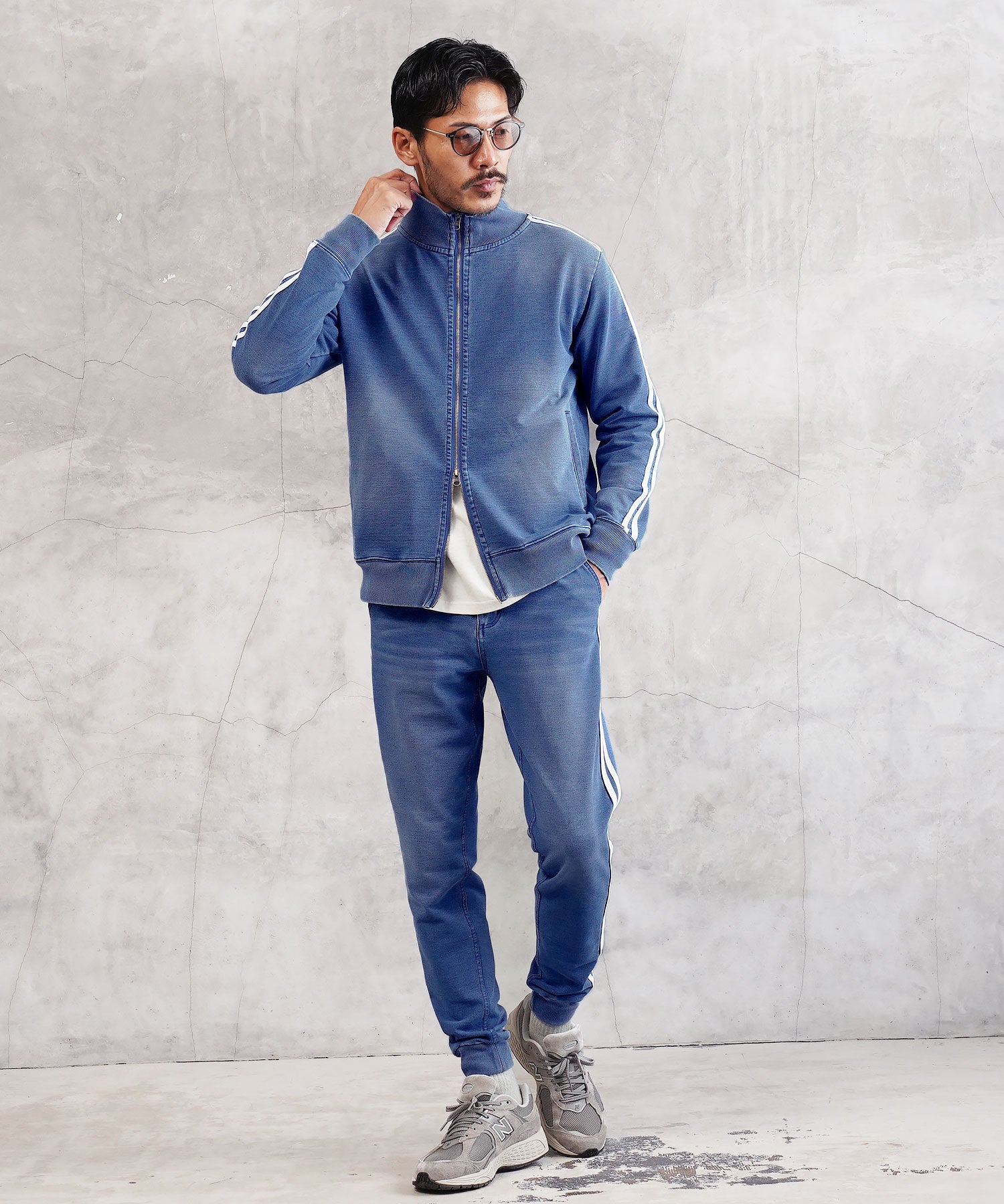 スウェットデニムトラックジャケットセットアップの着こなし例：ブルーのトラックジャケット×同素材ジョガー×グレースニーカー