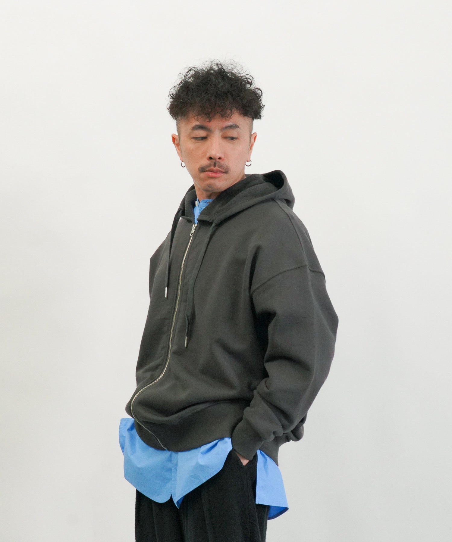 ピグメントジップアップ裏毛パーカー | アパレル ファッション ユニ
