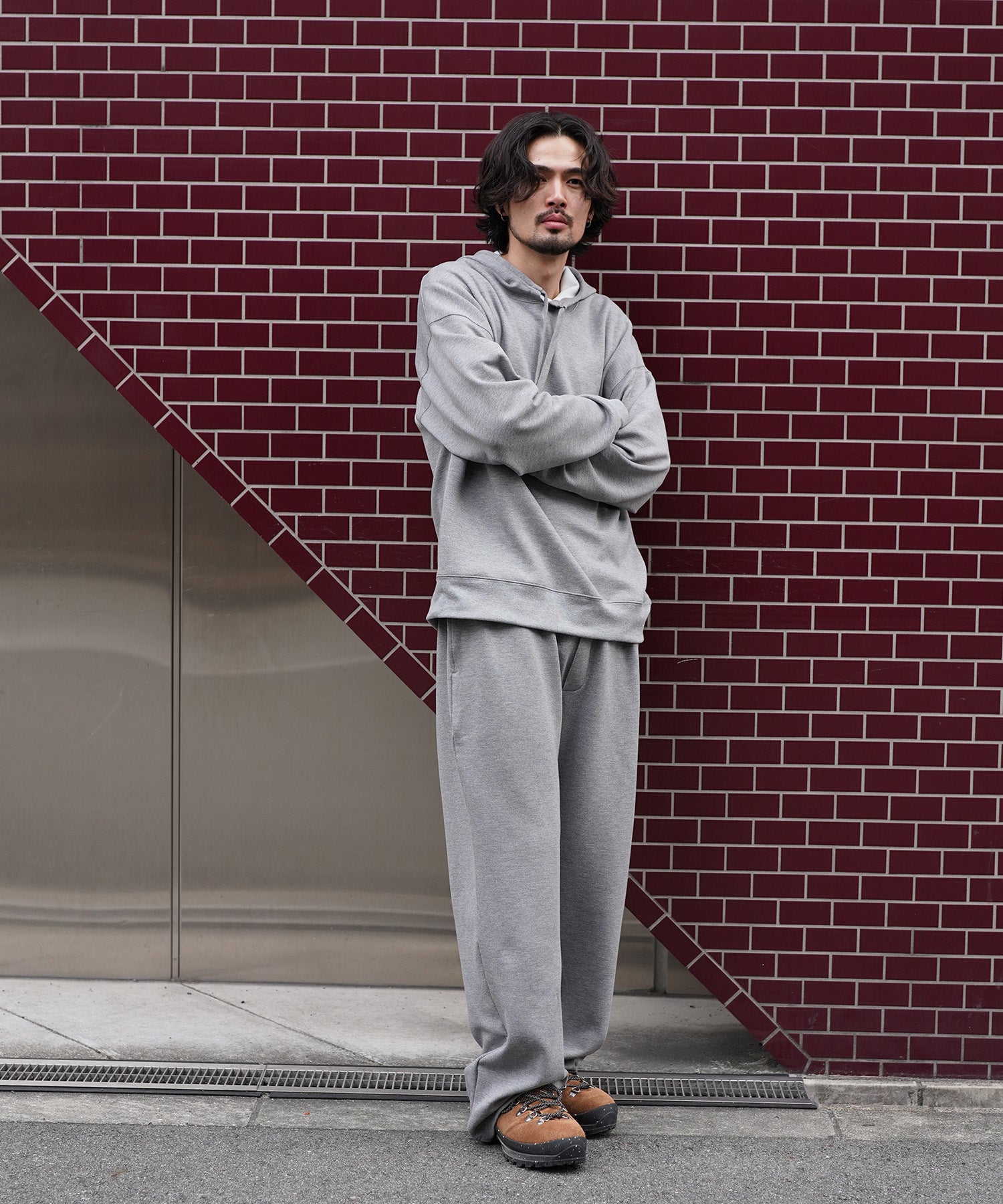 グレーのスウェットセットアップコーデ