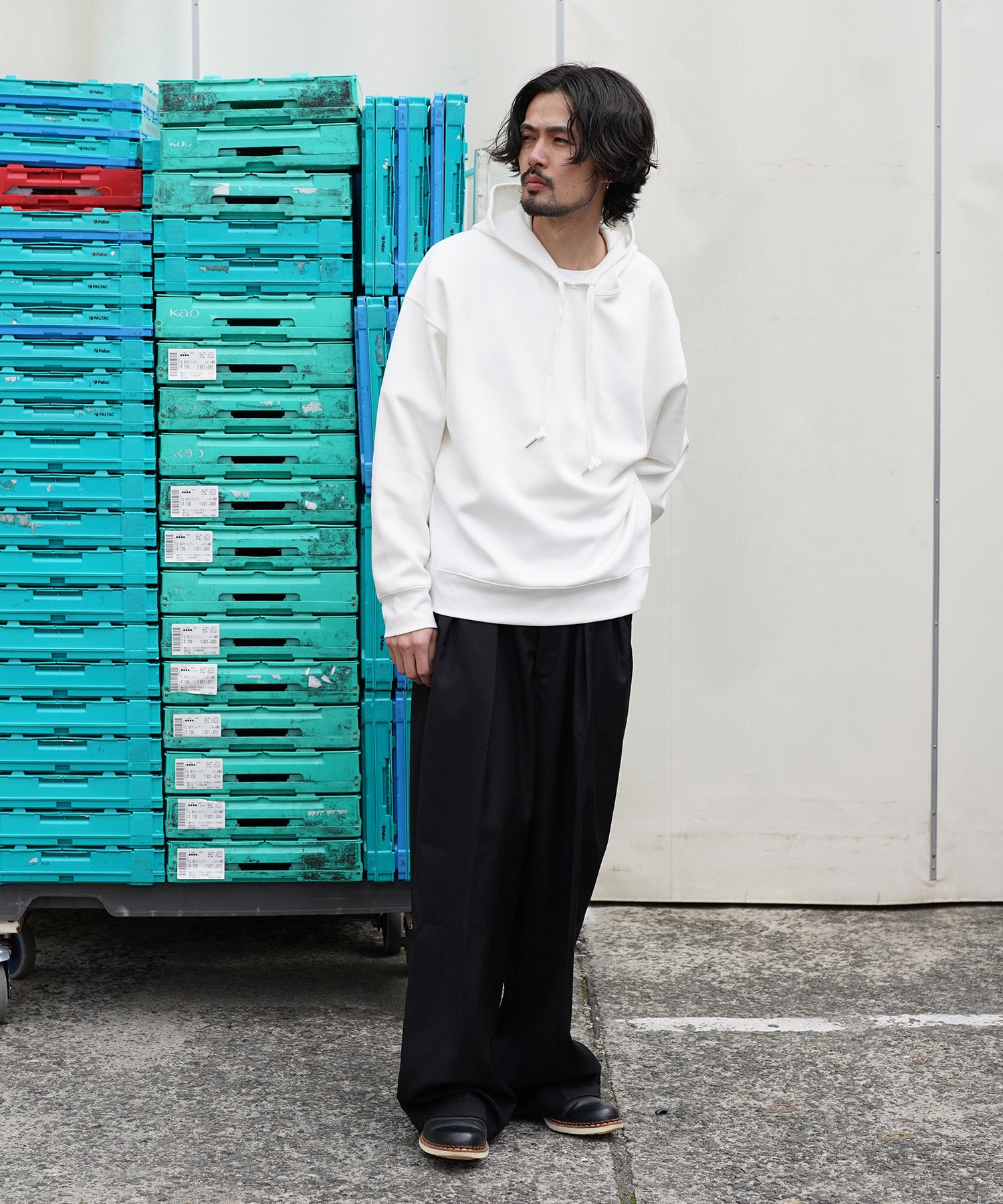 白パーカーとブラックパンツのコーデ