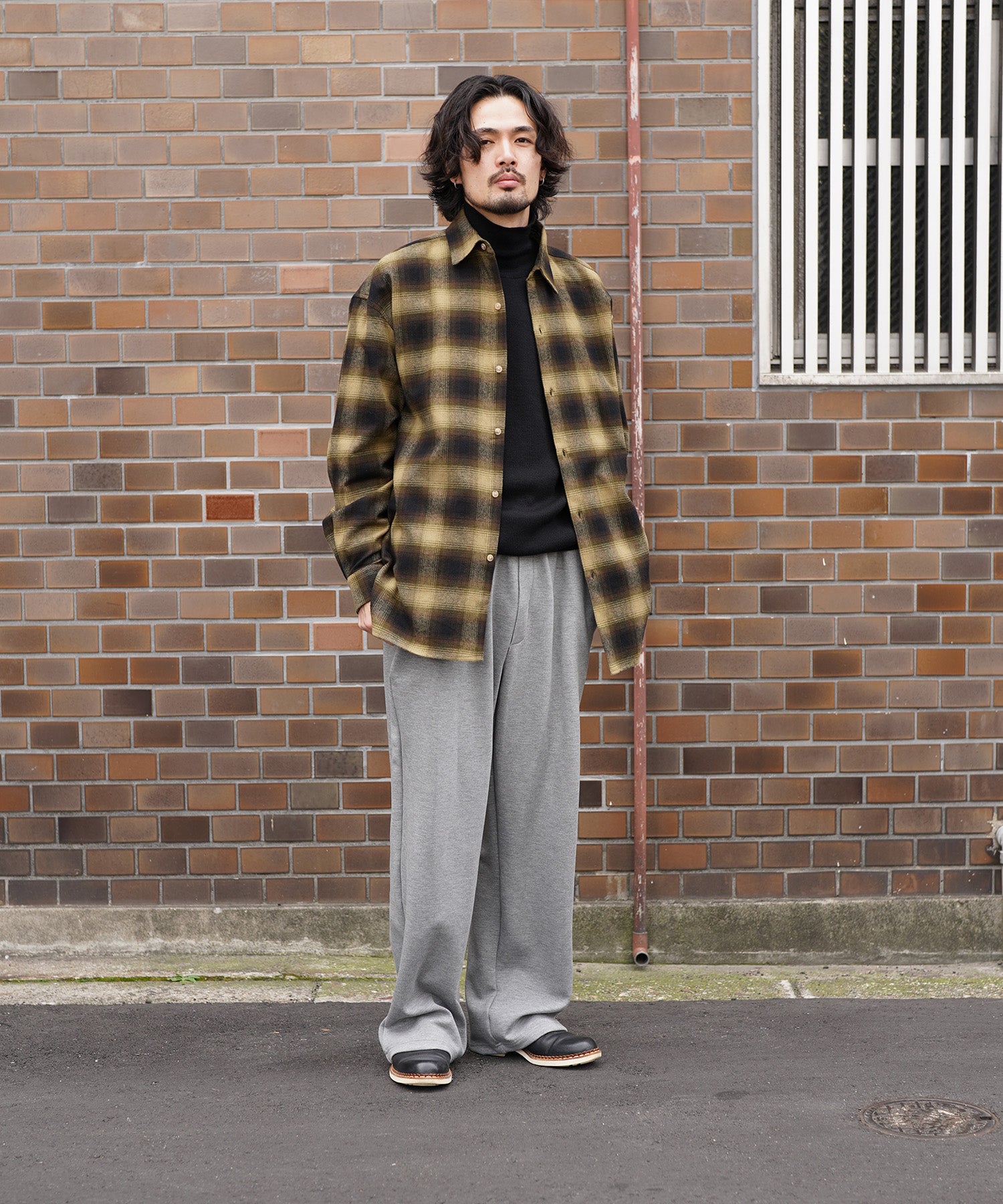 グレーのスウェットパンツとチェックシャツのコーデ