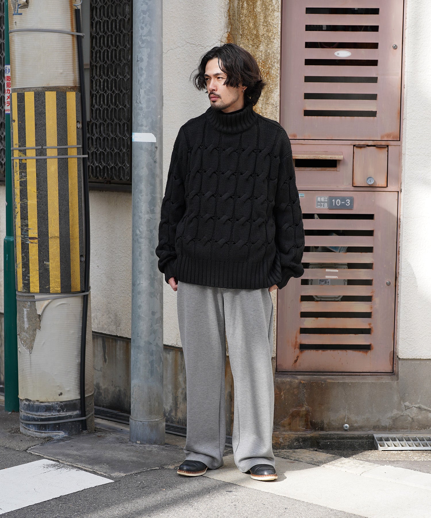 グレーのスウェットパンツとブラックニットのコーデ