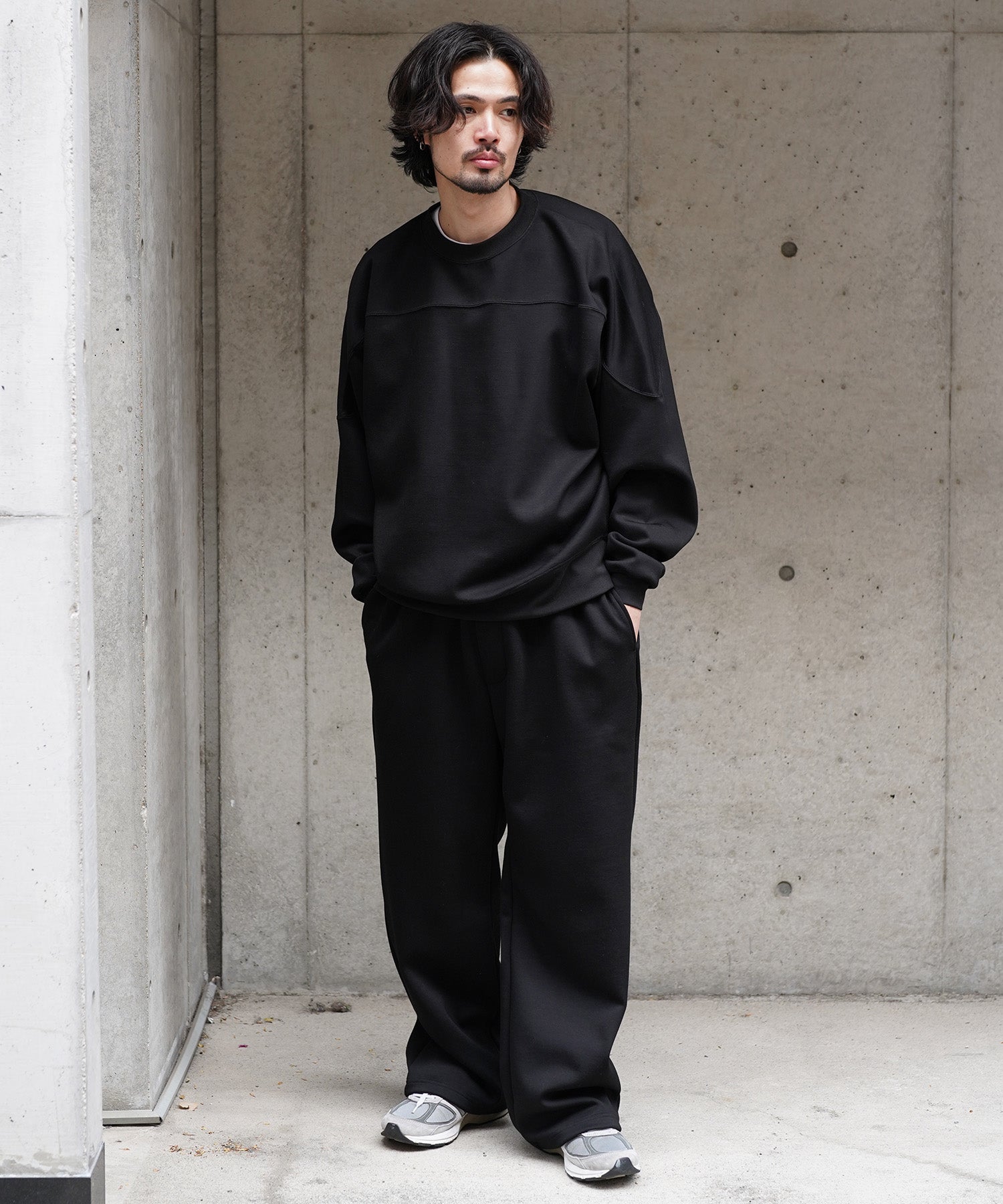 黒トレーナーとブラックパンツのコーデ