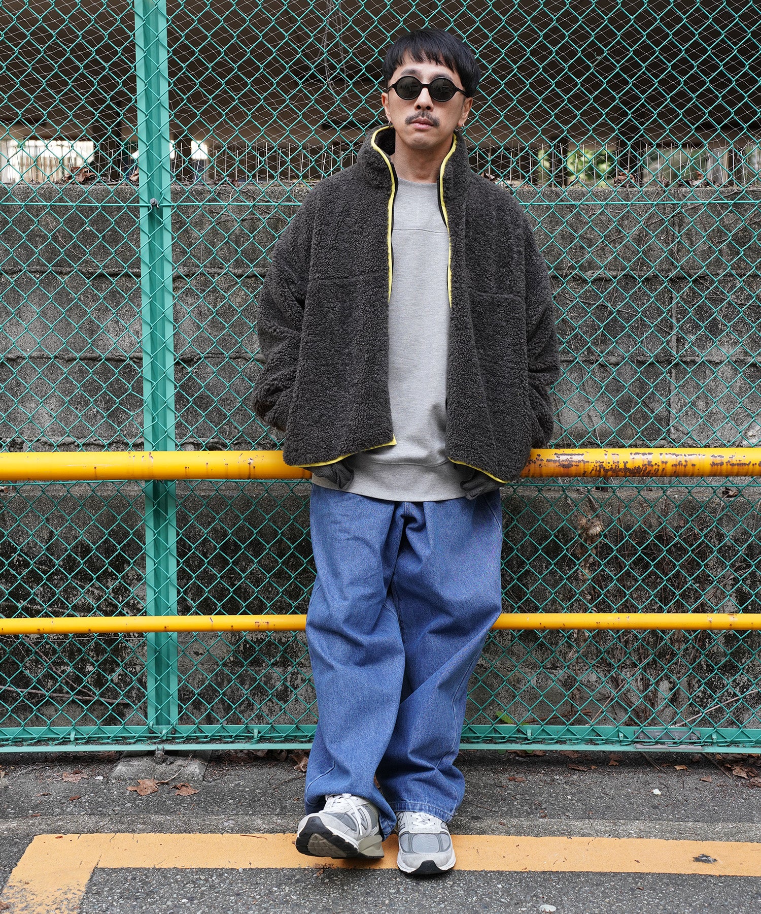 グレーのスウェットトレーナーとボアジャケットとデニムのコーデ