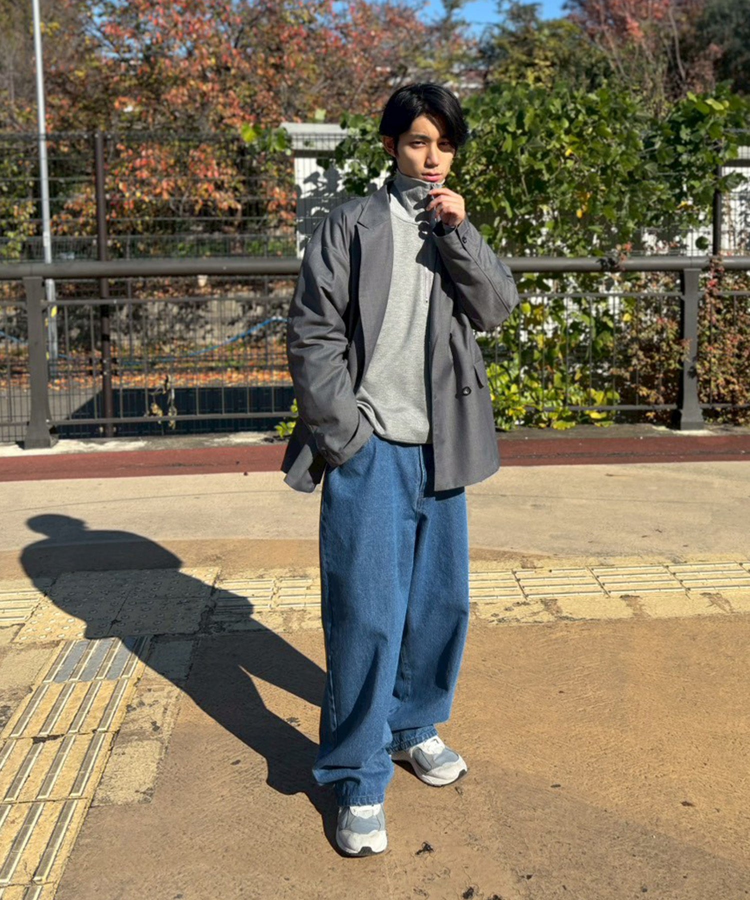 グレーのハーフジップパーカージャケットコーデ