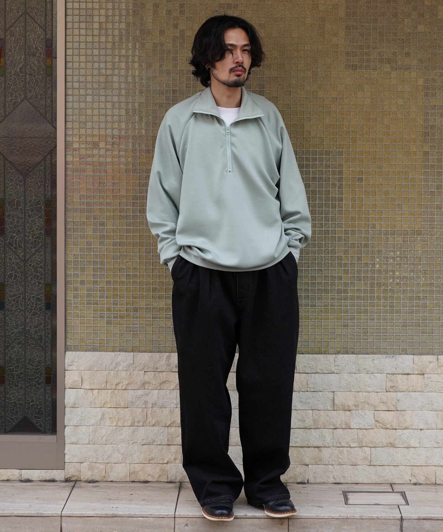 グレーのスウェットトレーナーとボアジャケットとデニムのコーデ