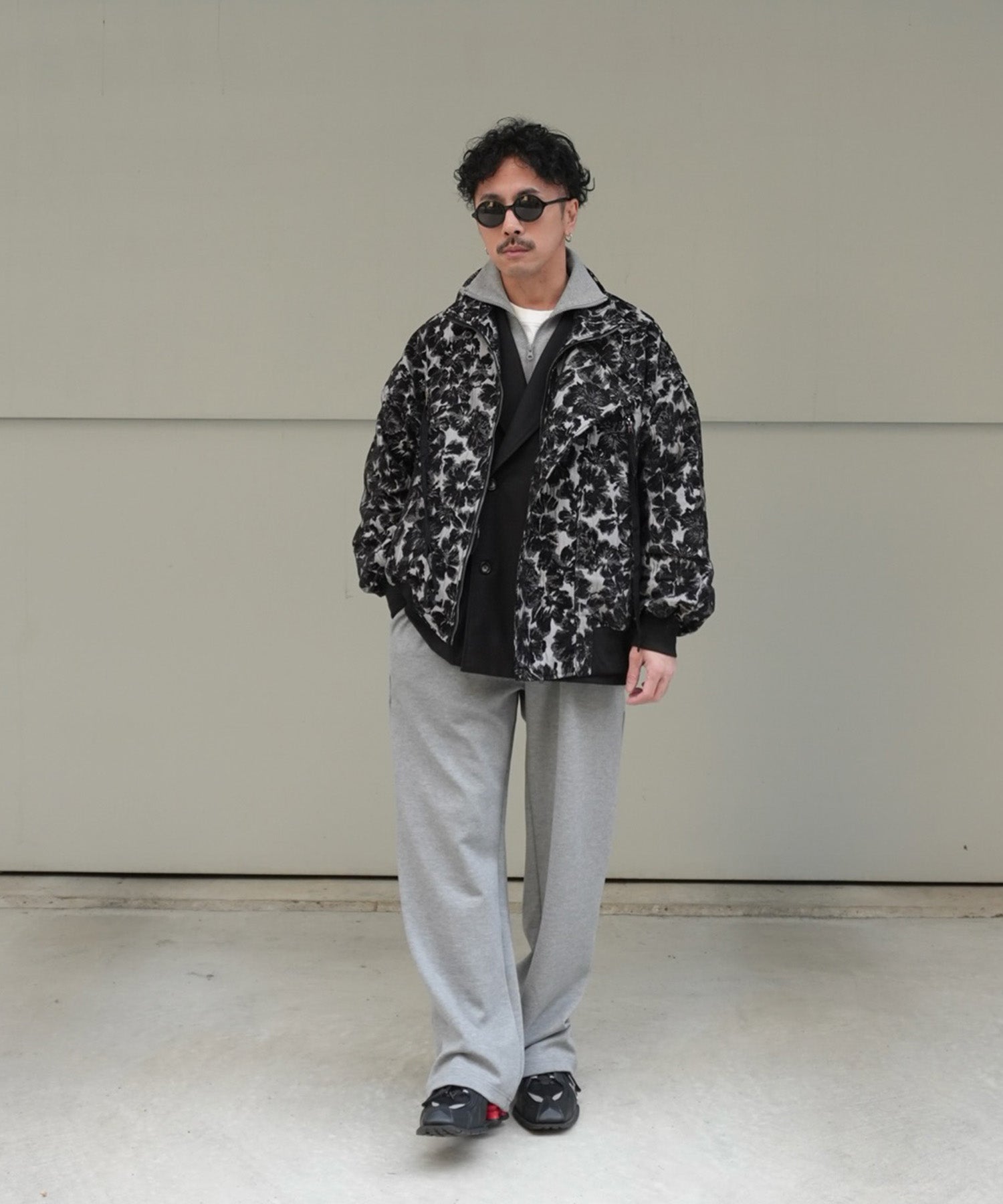 スタンドカラージップポケットリブライダースブルゾンを着用したまことさん