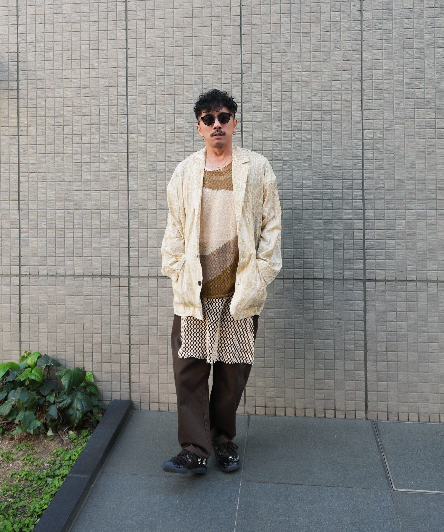 ムラ染めクラッシュプリーツテーラードオーバージャケットを着たまことさん