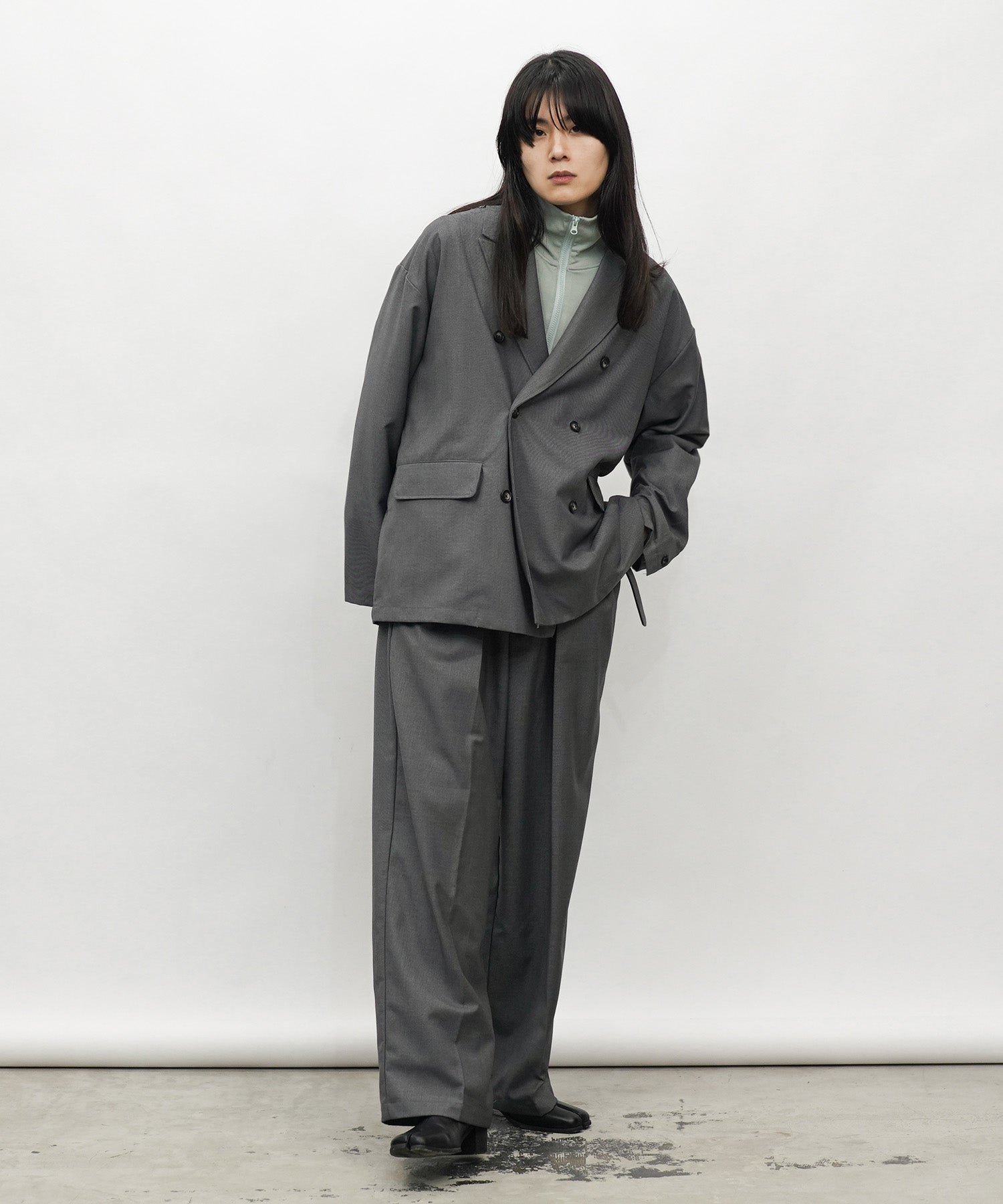 TRダブルブレストテーラードジャケットを着た修平さん