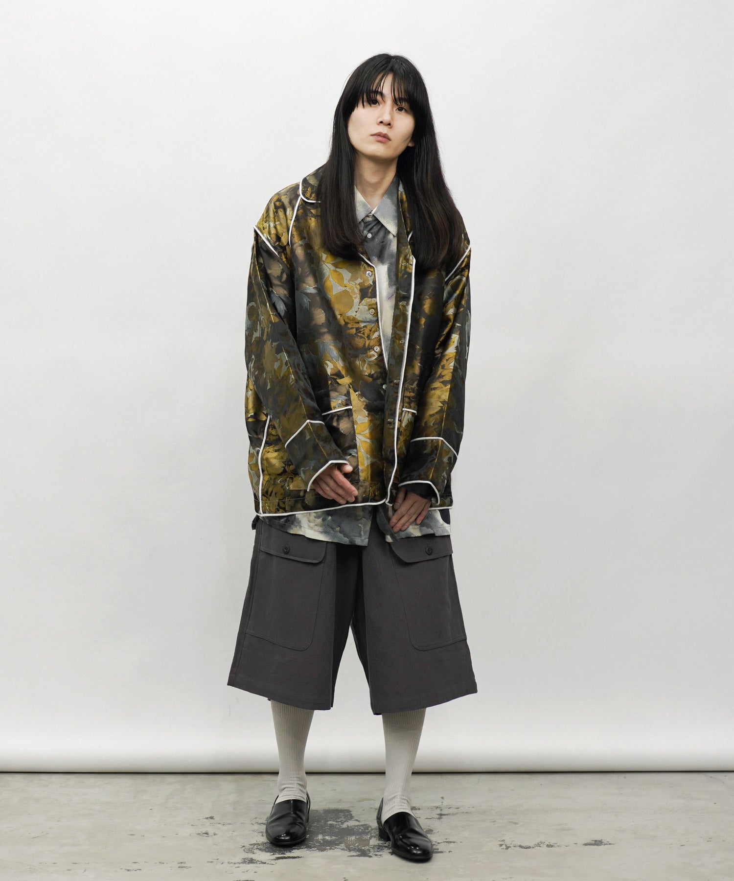 コードパイピング配色ウエスタンヨークパジャマシャツを着用する修平さん