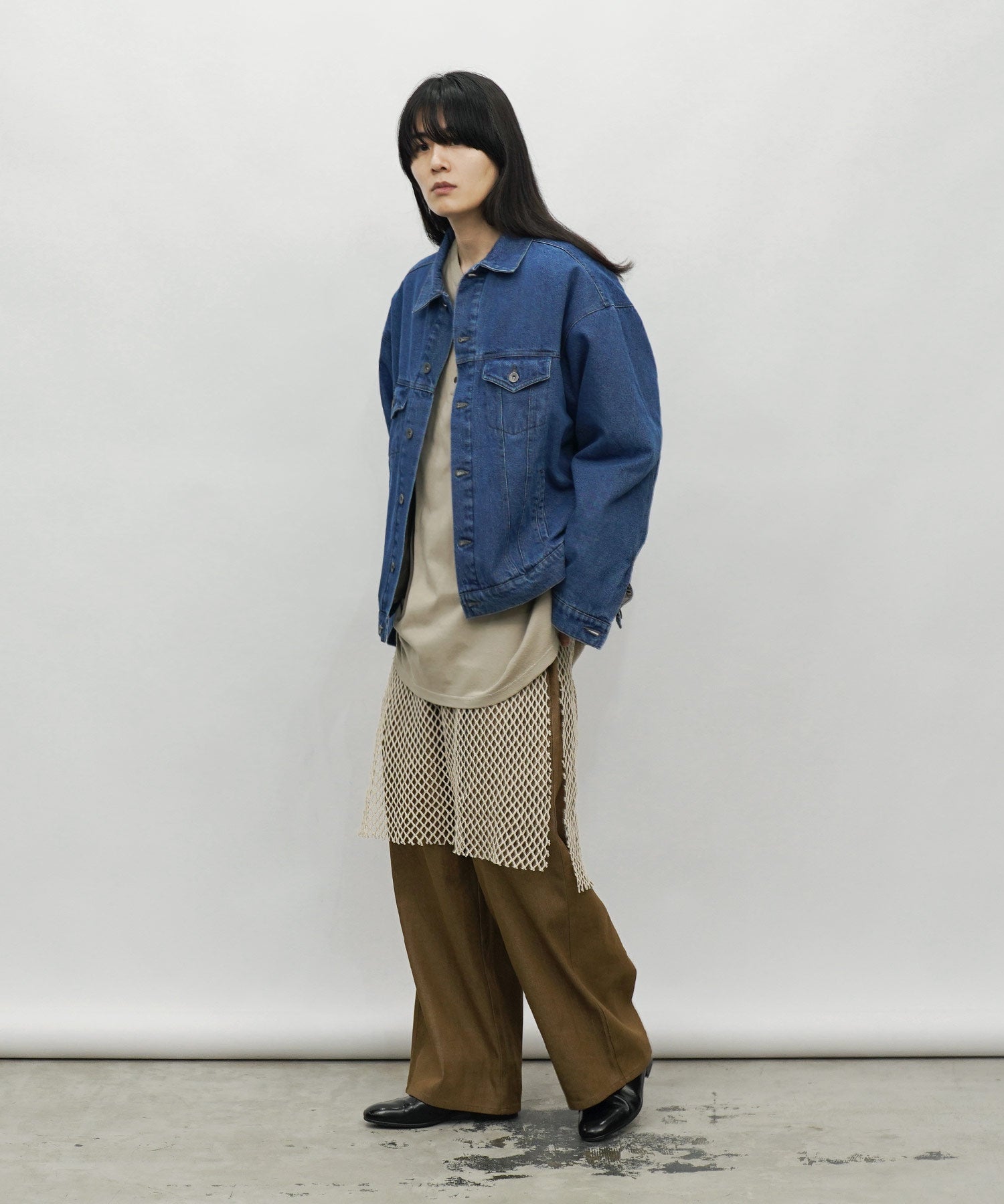 デニムジャケットのブルーを着用しているshuheiさん