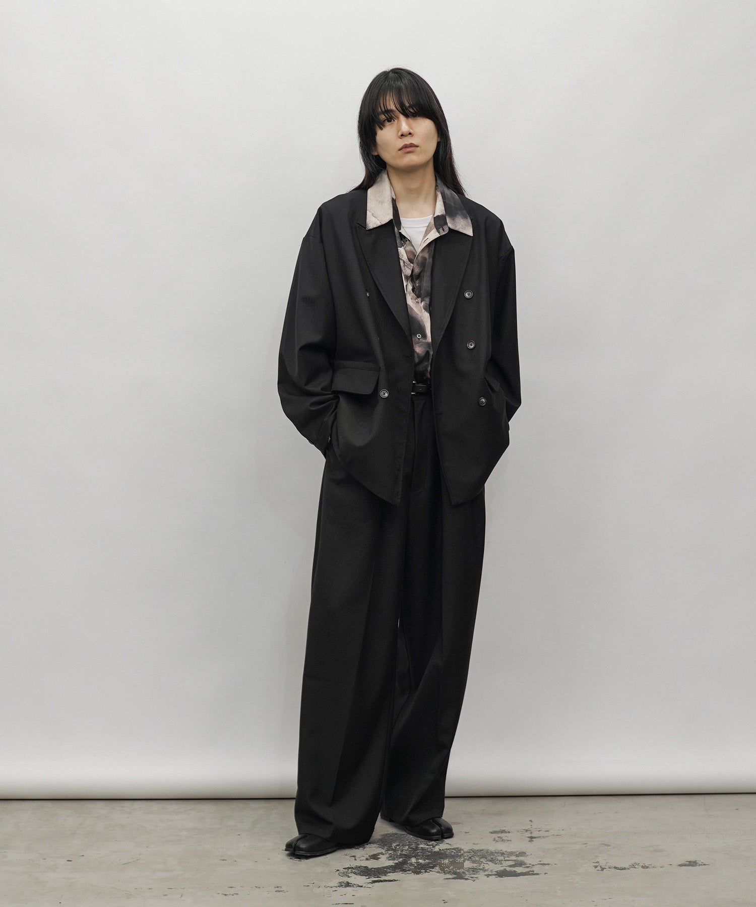 TRセットアップのブラックを着用するshuheiさん