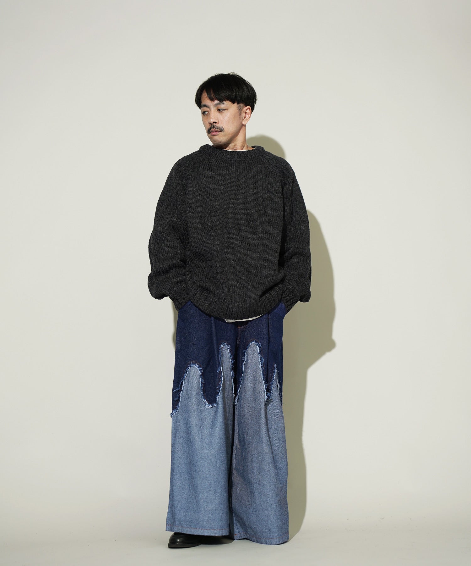 デザインデニムを着用するmakotoさん