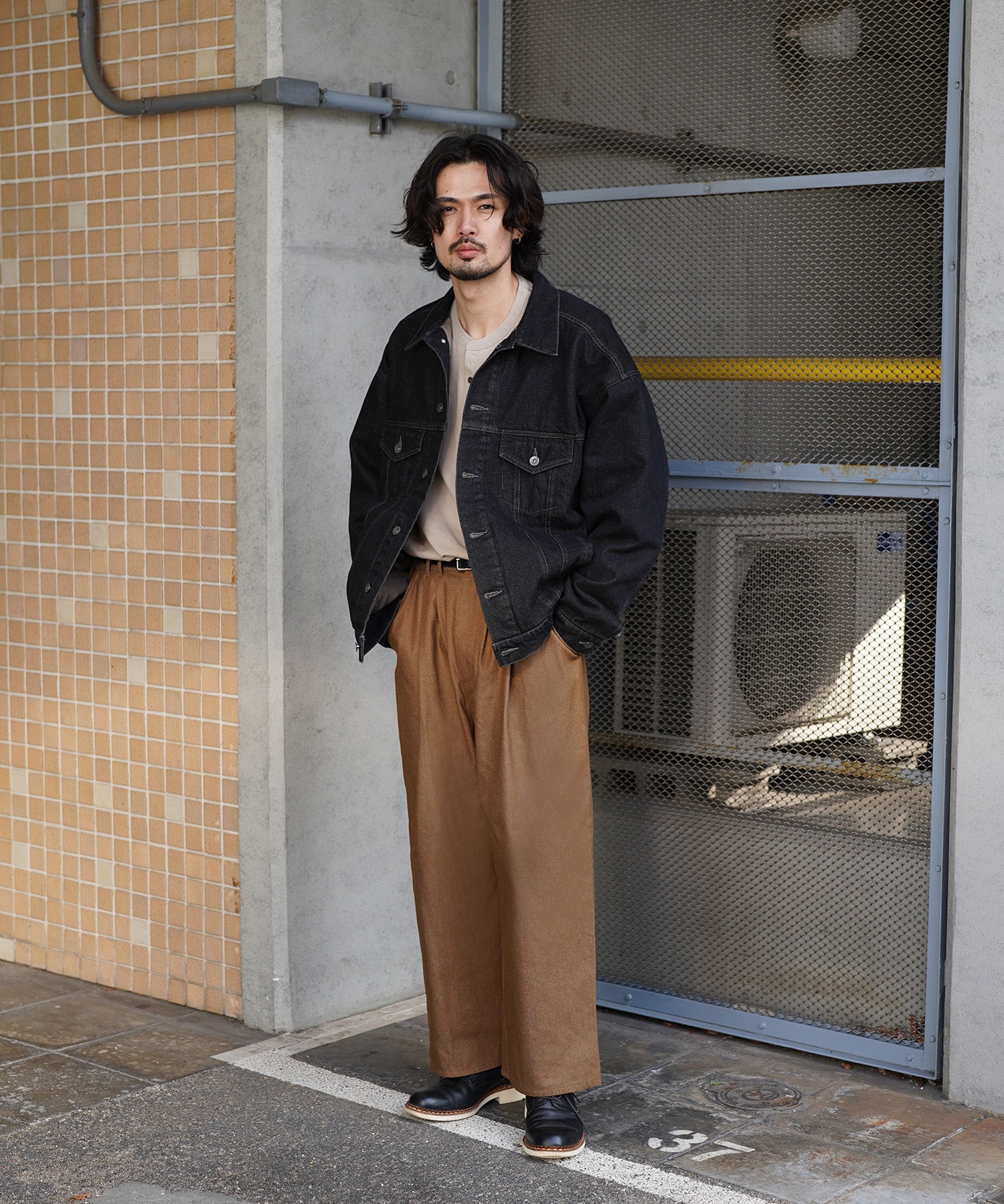 デニムジャケットを着用するkeitaさん