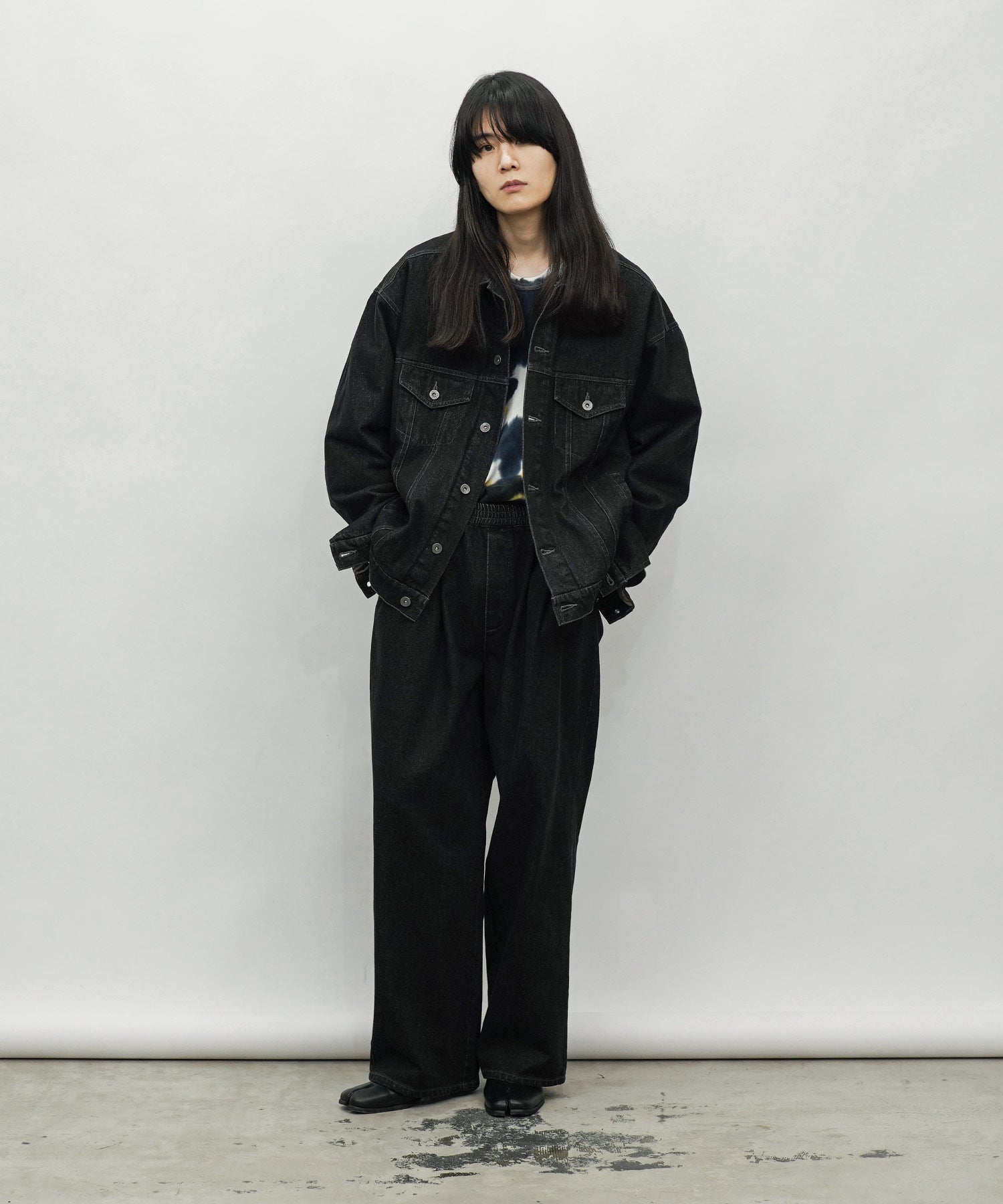 デニムセットアップのブラックを着用するshuheiさん