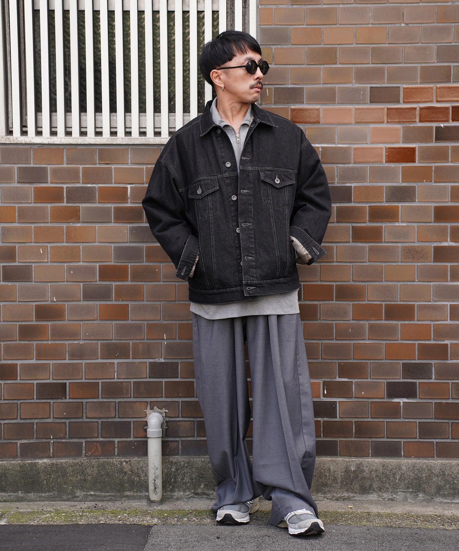 デニムジャケットを着用したmakotoさん